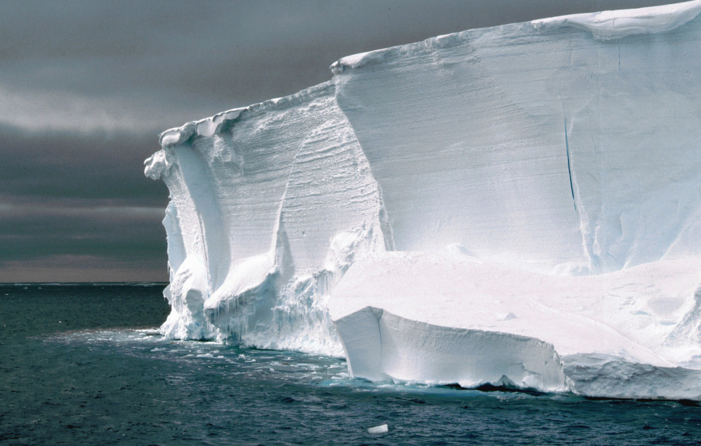Edge of an ice shelf close to the Halley Station, Antarctica. Photo: Ralph Timmermann, Alfred Wegener Institute Schelfeiskante in der Nhe der Halley-Station, Antarktis. Aufnahme von ANT12-3 aus dem Jahr 1995. Foto: Ralph Timmermann, Alfred-Wegener-Institut